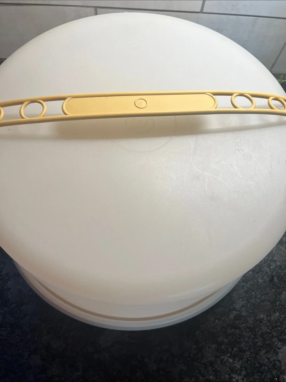 Jumbo Tupperware cake carrier with Handle. Excellent condition